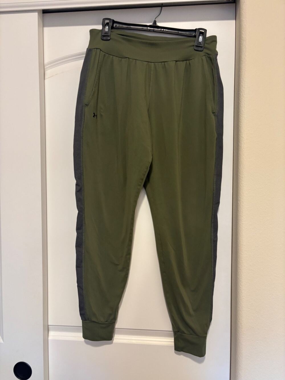 Under Armour Joggers Womens L/Xl Green Stretchy. No Tags. Pics For Approx Size